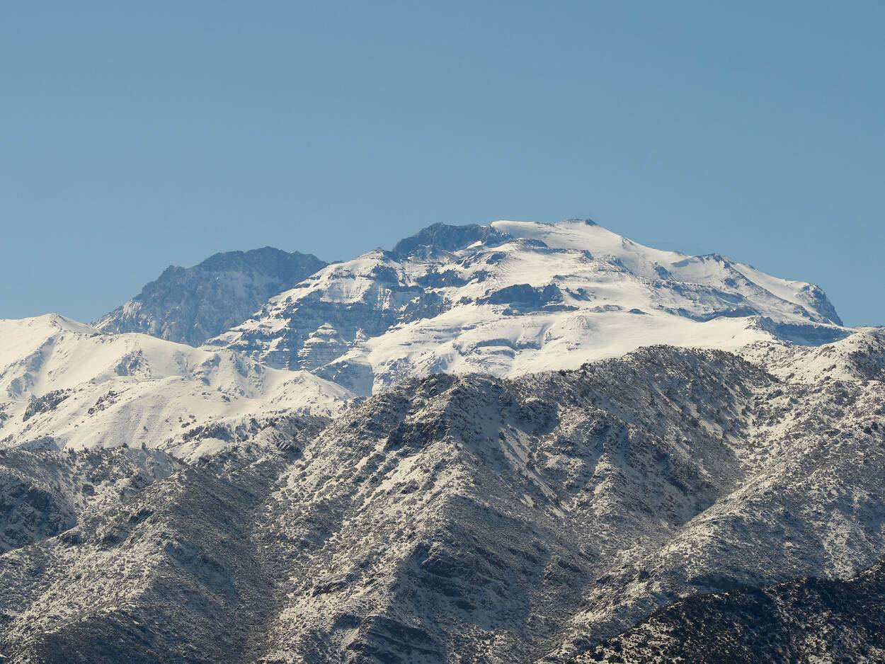 Cumbre nevada, cielo azul