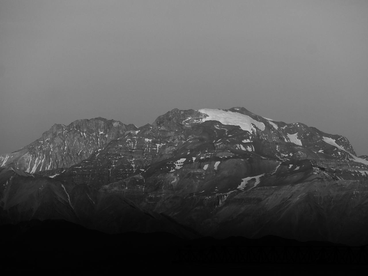Cumbre con glaciar al anochecer, blanco y negro