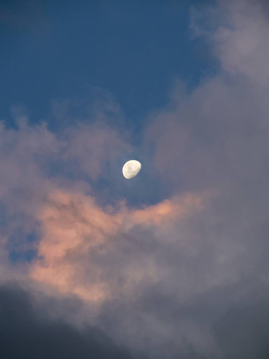 Aún — luna entre nubes