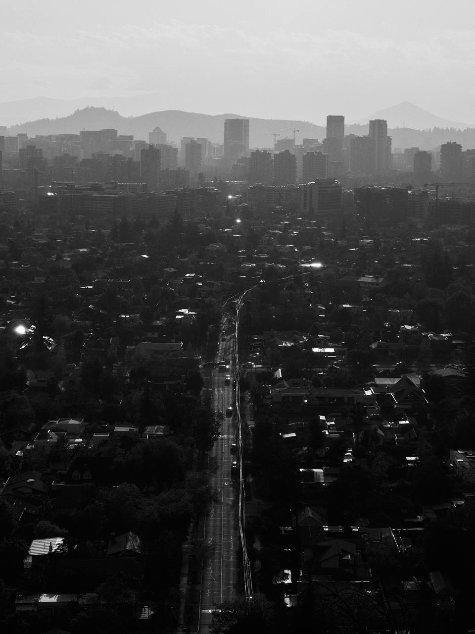 Calle y ciudad vistas desde lo alto, blanco y negro
