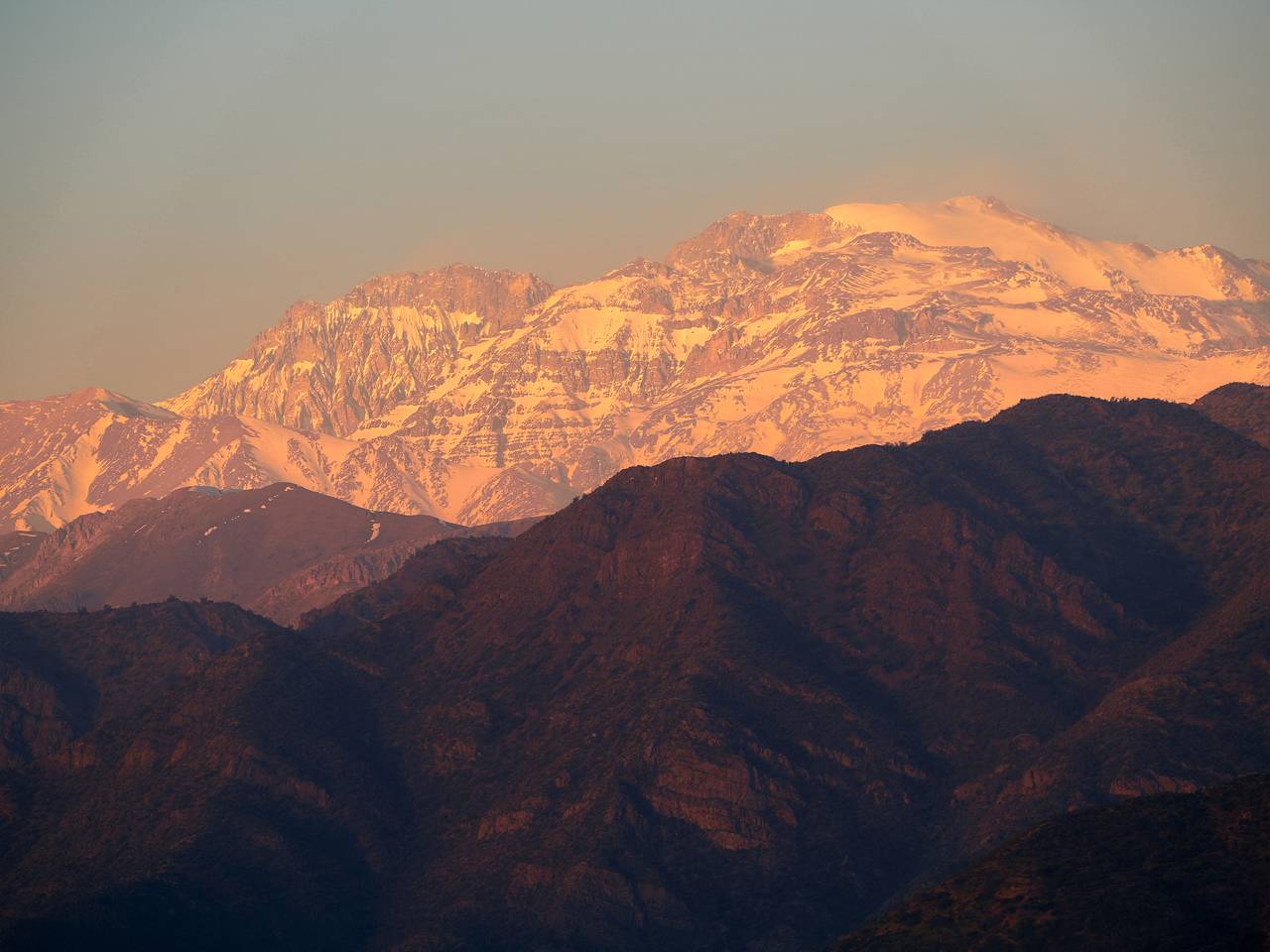 Cordillera al atardecer, luz dorada
